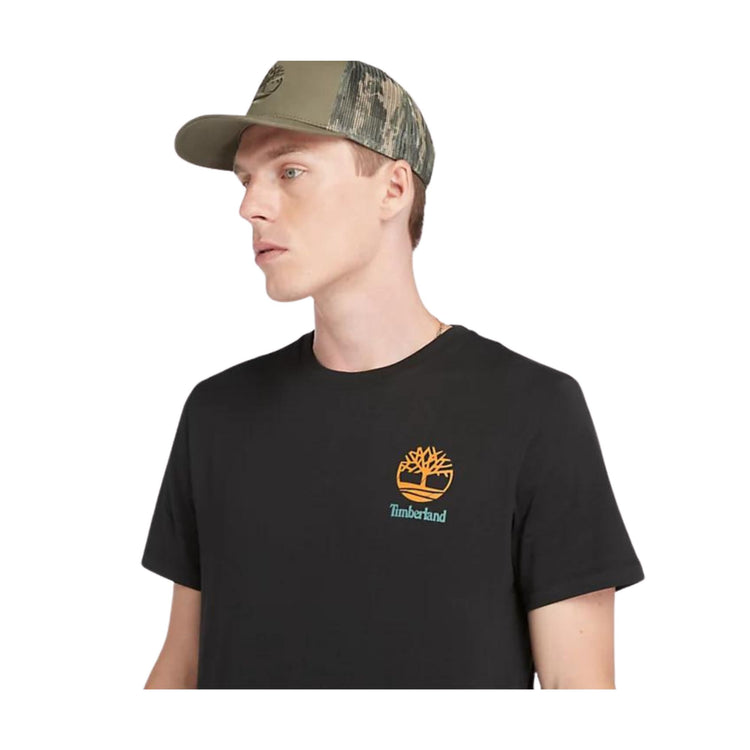 Dettaglio ravvicinato T-shirt nera con logo grafico sul petto e sul retro