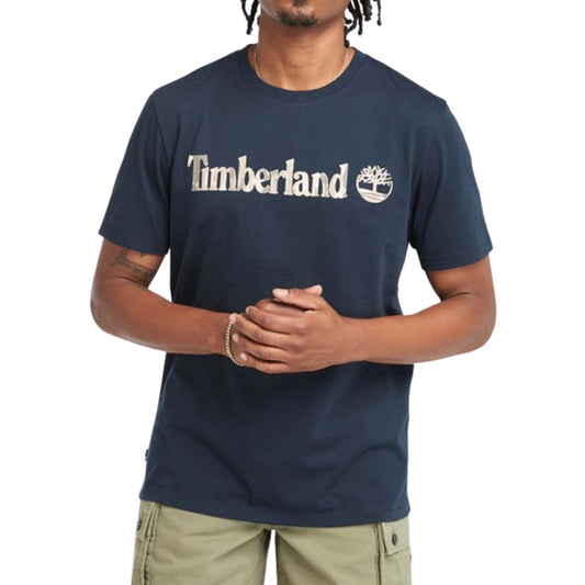 Modello con T-shirt in cotone con logo lettering con stampa sul petto colore Blu