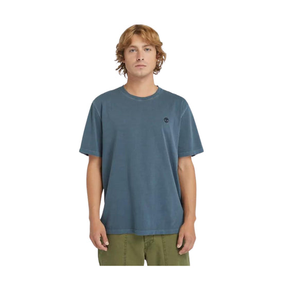 Modello con T-shirt in cotone con logo ricamato sul petto colore Blu