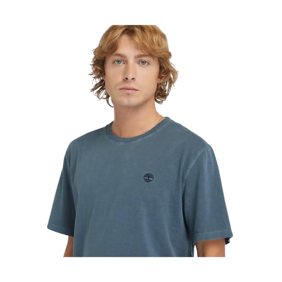 Dettaglio ravvicinato T-shirt in cotone con logo ricamato sul petto colore Blu