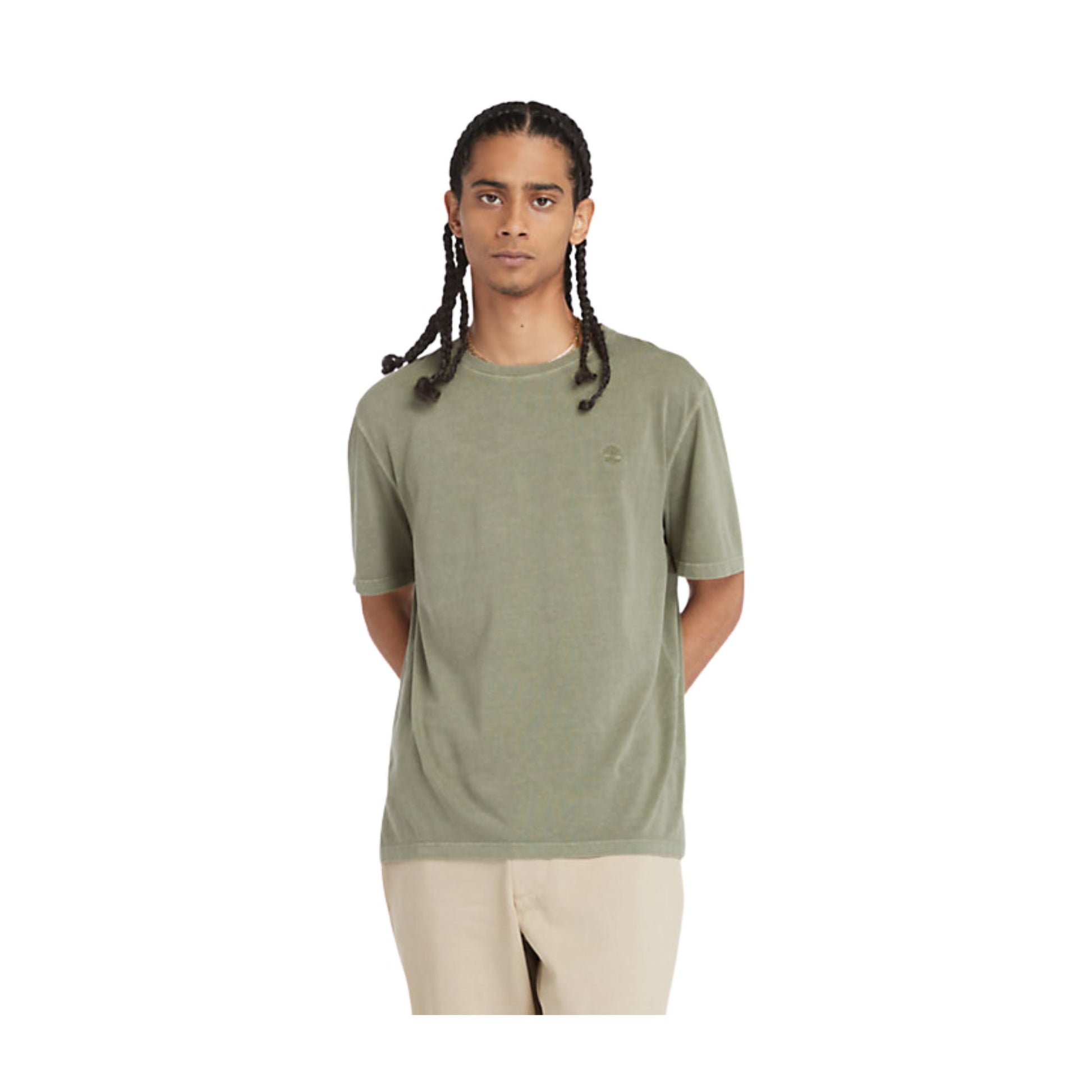 Modello con T-shirt in cotone con logo ricamato sul petto colore Verde