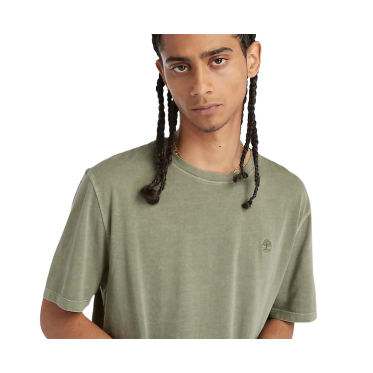 Dettaglio ravvicinato T-shirt in cotone con logo ricamato sul petto colore Verde