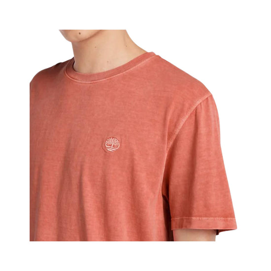 Dettaglio ravvicinato T-shirt in cotone con logo ricamato sul petto colore Arancione