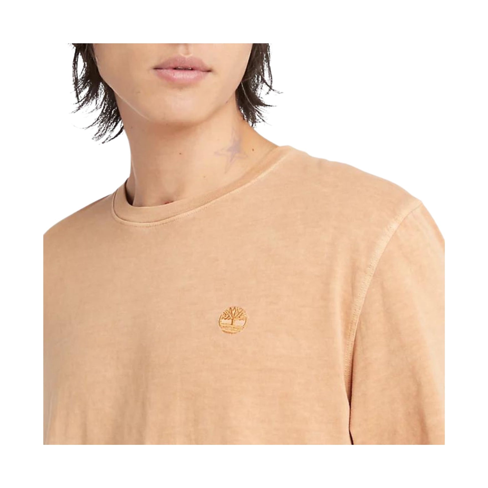 Dettaglio ravvicinato T-shirt in cotone con logo ricamato sul petto colore Giallo