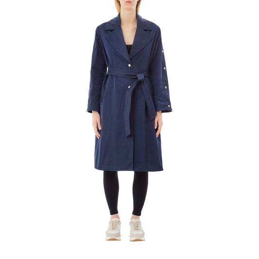 Trench Blu Donna con bottoni sulle maniche modella frontale