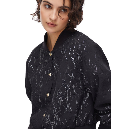 Giacca Bomber Donna effetto wrinkle Nero modella frontale ravvicinata