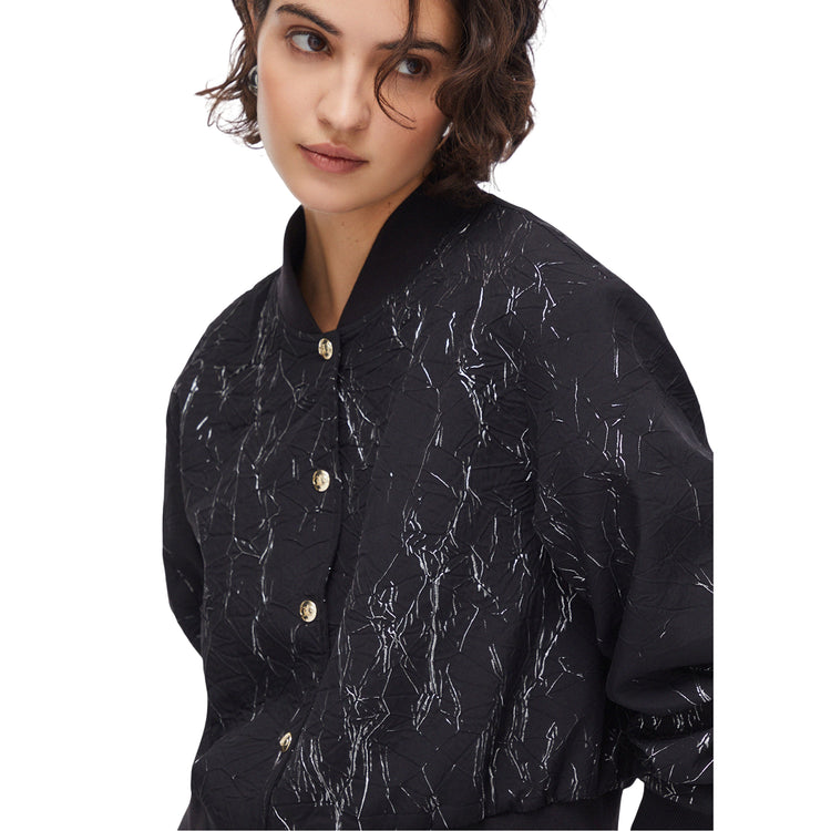 Giacca Bomber Donna effetto wrinkle Nero modella frontale ravvicinata