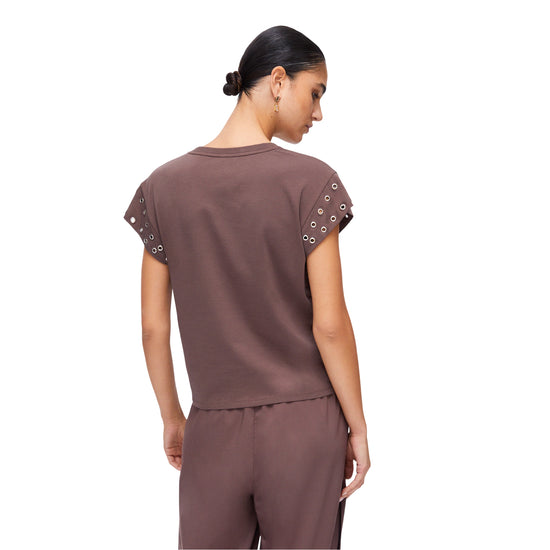 T-shirt Donna con occhielli decorativi marrone modella retro