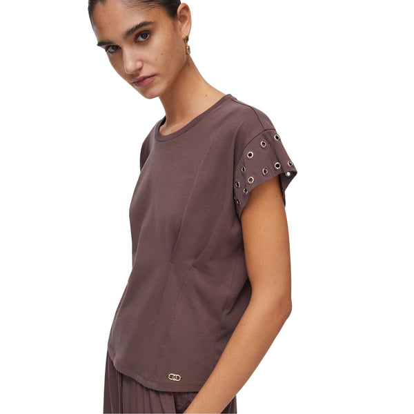 T-shirt Donna con occhielli decorativi marrone modella laterale