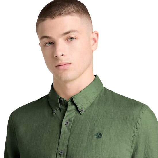 Camicia Uomo in lino Mill Brook Verde modello ravvicinato
