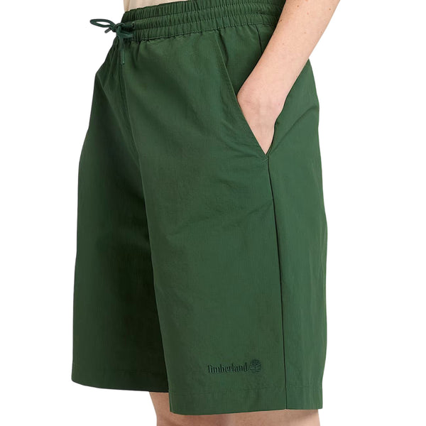 Shorts Unisex in nylon leggero Verde modella