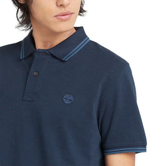 Polo Piqué Uomo con Riga Millers River Blu scuro dettaglio ravvicinato del modello frontale