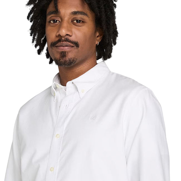 Camicia Uomo Oxford Silm in bianco modella frontale ravvicinata