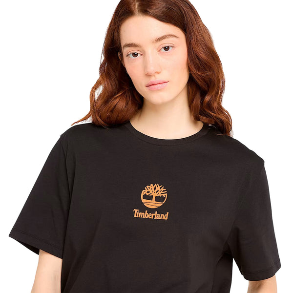 T-shirt Unisex Nera con piccolo logo stampato modella frontale ravvicinata