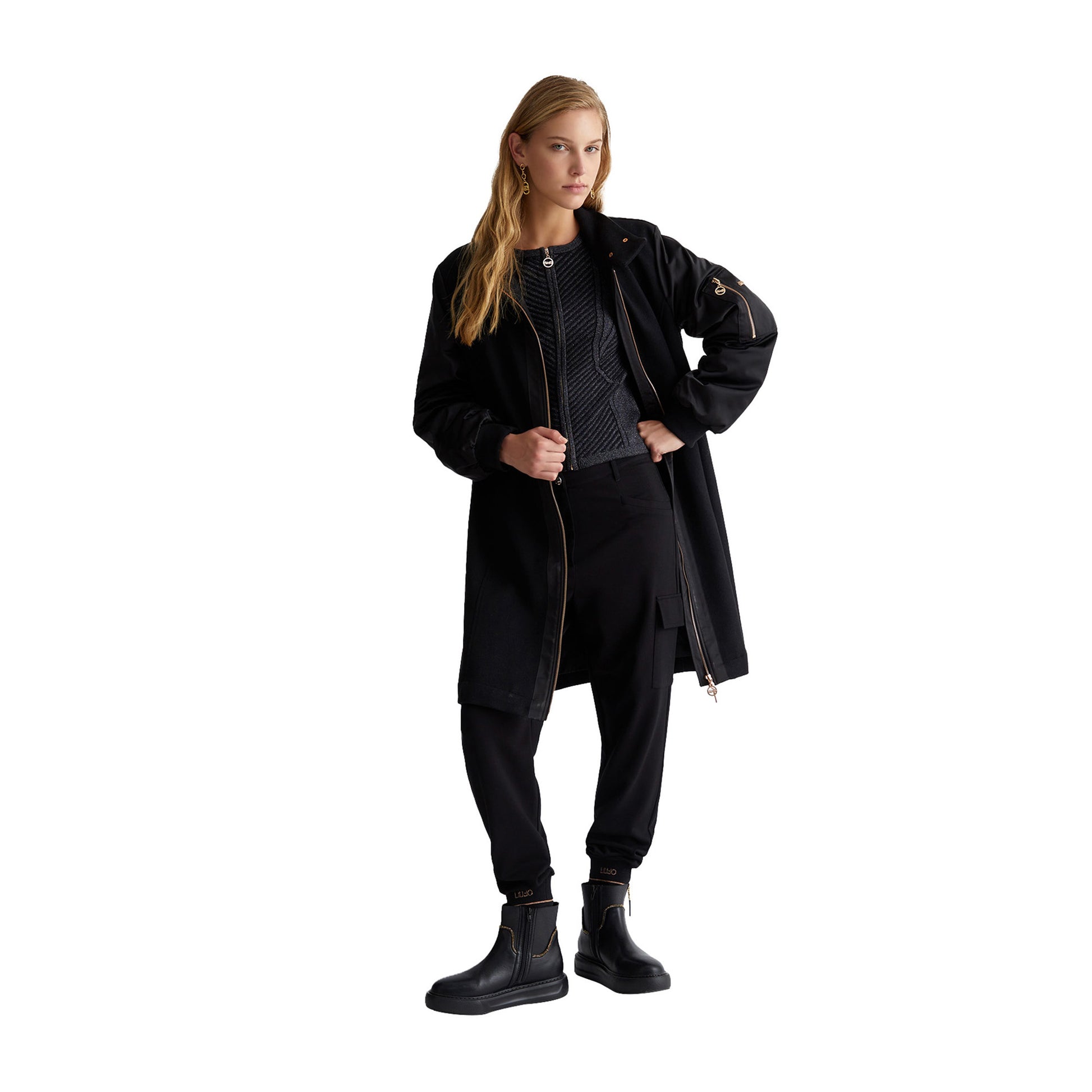 Cappotto Donna in lana e nylon Nero modella intera frontale