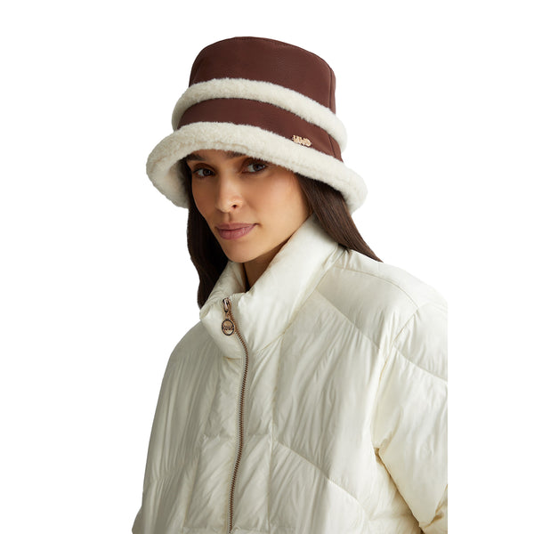 Modella con Cappello bucket in tessuto spalmato Marrone