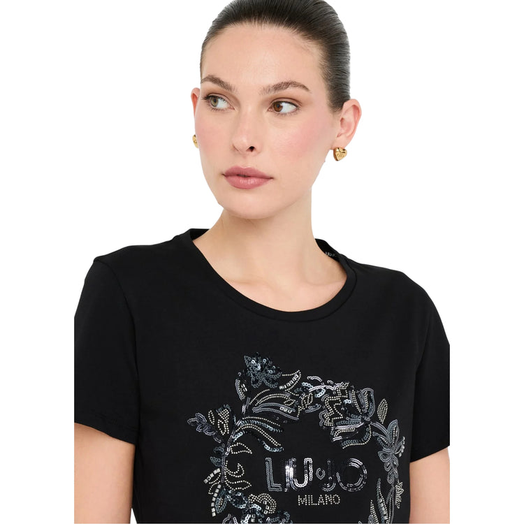 T-shirt Donna in nero con motivo floreale frontale modella frontale ravvicinata