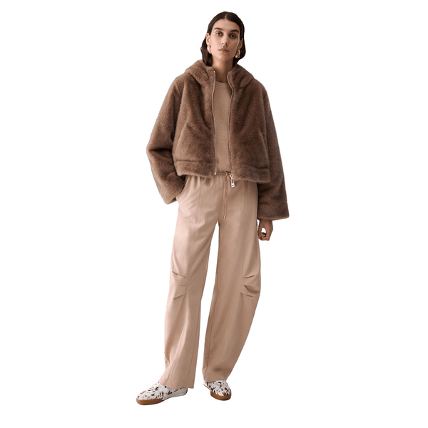 Giubbotto Donna in teddy con cappuccio modella intera frontale