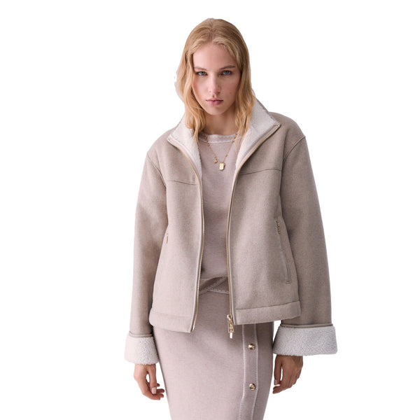 Giaccone boxy Donna in montone beige, modella frontale