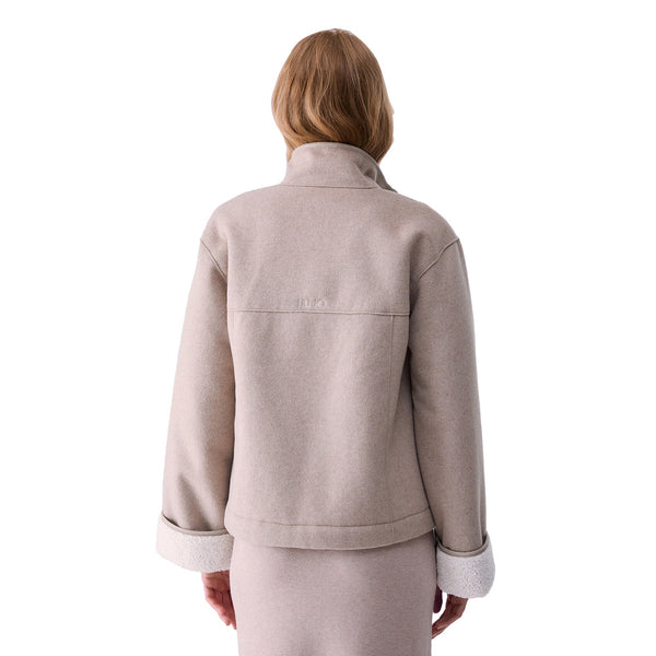 Giaccone boxy Donna in montone beige, modella retro