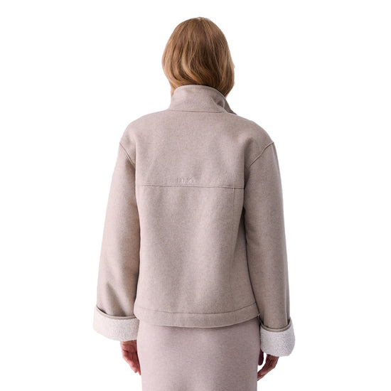 Giaccone boxy Donna in montone beige, modella retro