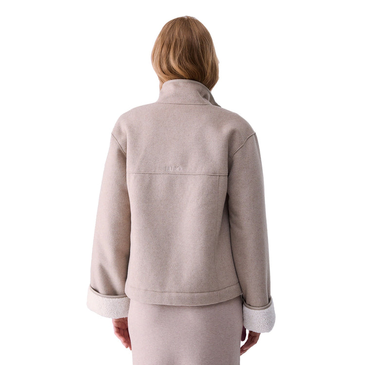 Giaccone boxy Donna in montone beige, modella retro