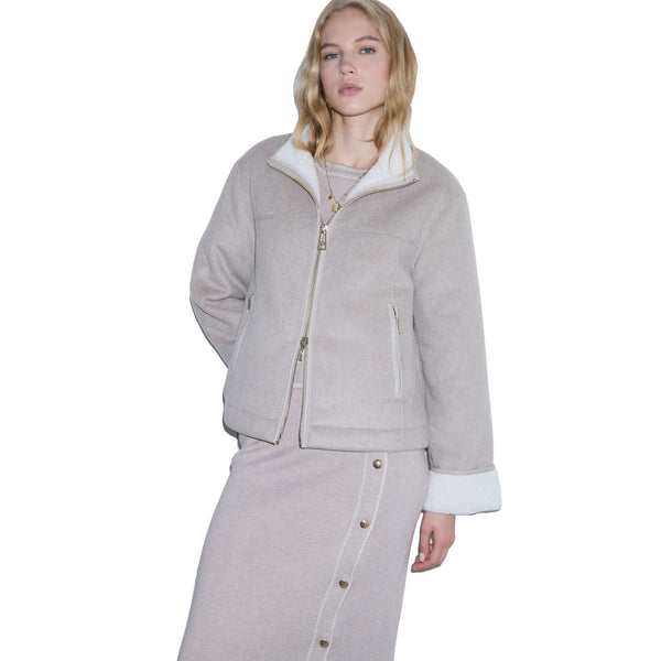 Giaccone boxy Donna in montone beige modella