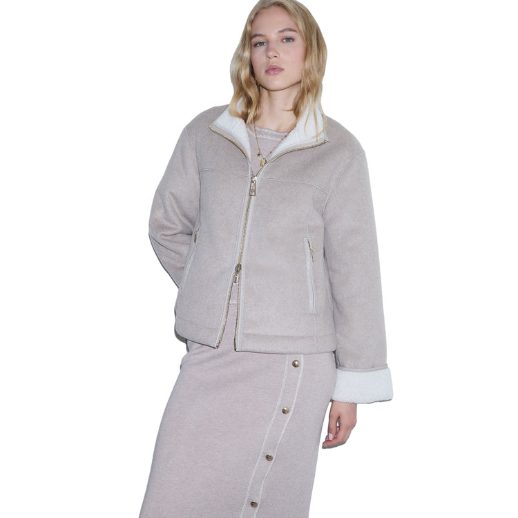 Giaccone boxy Donna in montone beige modella