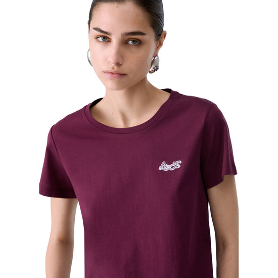 T-shirt Donna Bordeaux con mini logo modella frontale ravvicinata