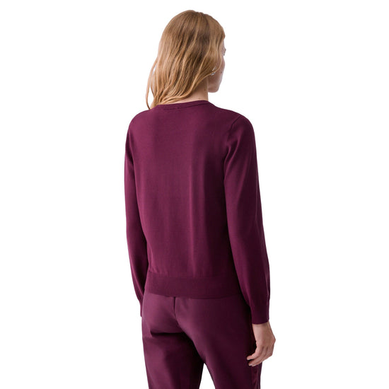 Maglia Donna bordeaux con logo monogram e gioielli, modella retro