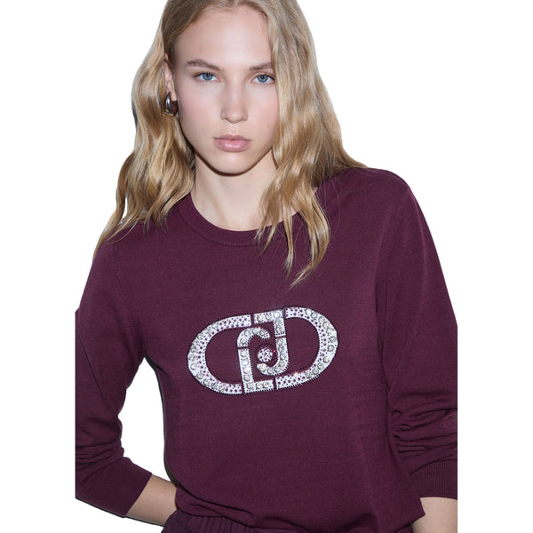 Maglia Donna bordeaux con logo monogram e gioielli, modella frontale ravvicinata