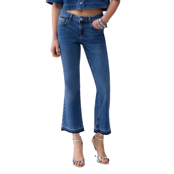 Jeans bootcut Donna con orli unfinished modella frontale