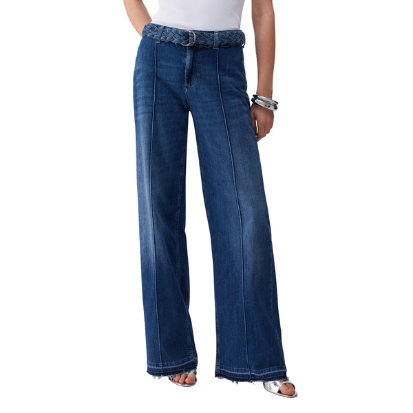 Jeans flare Donna con cintura intrecciata modella frontale