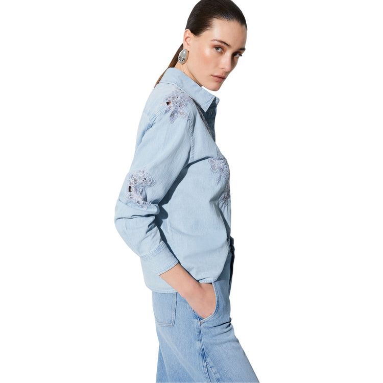 Camicia Donna in denim con dettagli in pizzo modella laterale