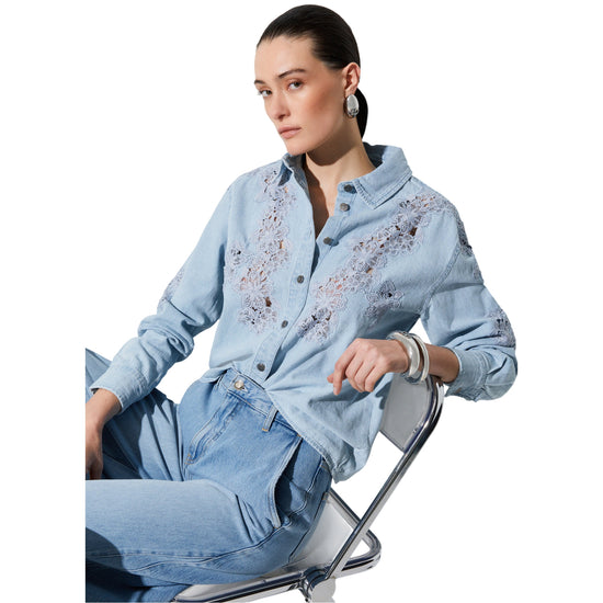 Camicia Donna in denim con dettagli in pizzo modella