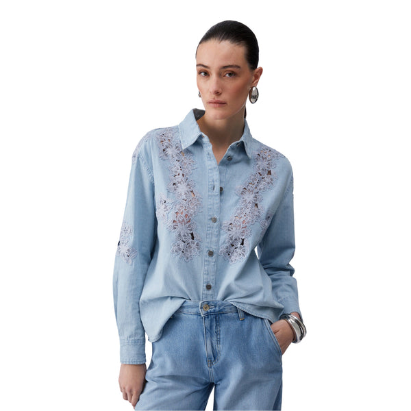 Camicia Donna in denim con dettagli in pizzo modella frontale