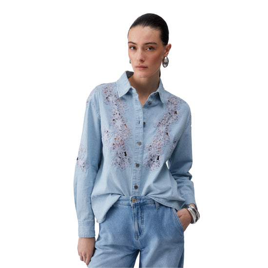 Camicia Donna in denim con dettagli in pizzo modella frontale