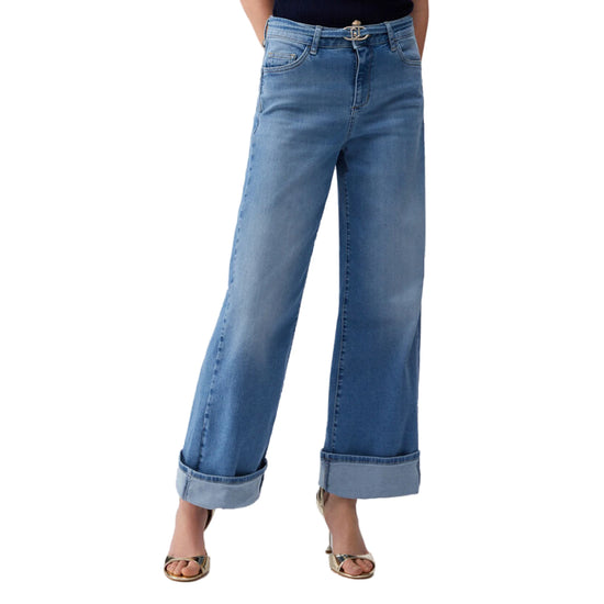 Jeans flare Donna con risvolto modella frontale