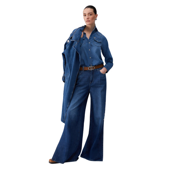 Jeans Donna con spacchi e bottoni laterali modella intera