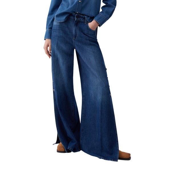 Jeans Donna con spacchi e bottoni laterali modella frontale