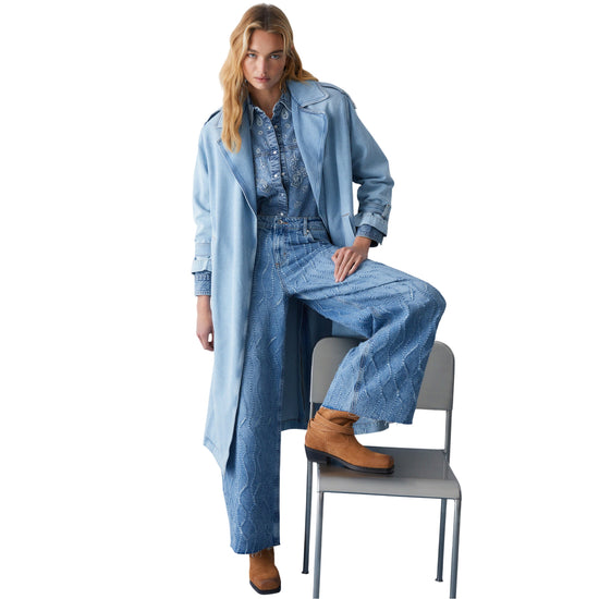 Jeans flare Donna con dettagli laserati modella