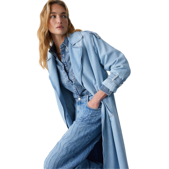 Jeans flare Donna con dettagli laserati modella