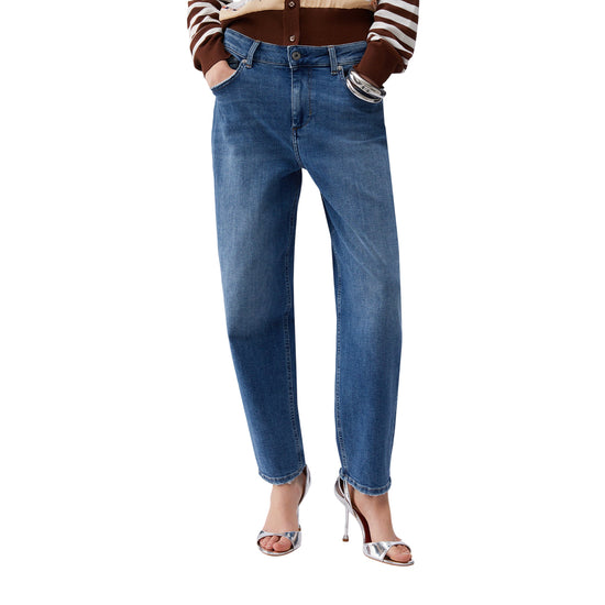 Jeans Boyfriend Donna con orlo affusolato modella frontale