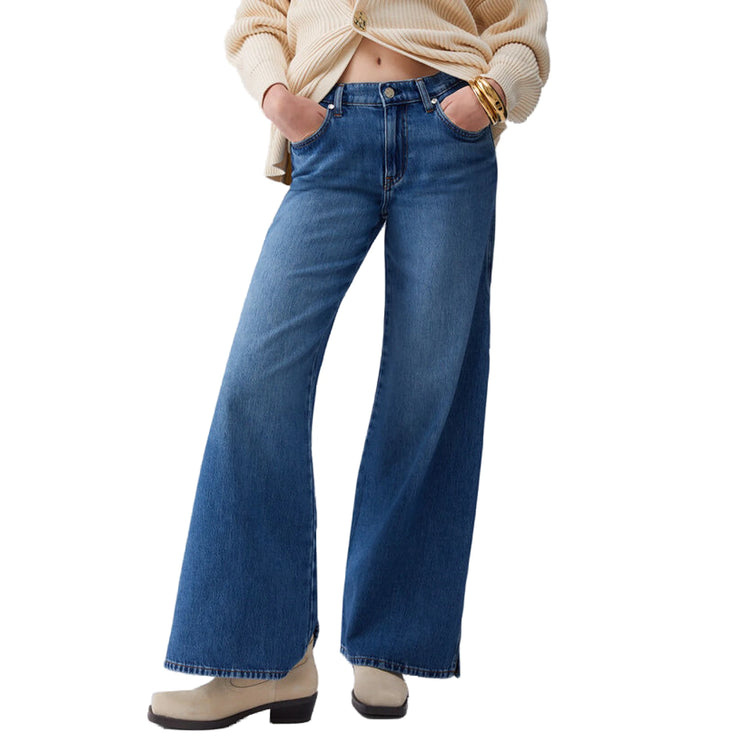 Jeans flare Donna con spacchi laterali modella frontale