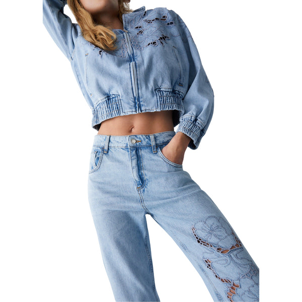 Jeans Donna con ricami traforati modella