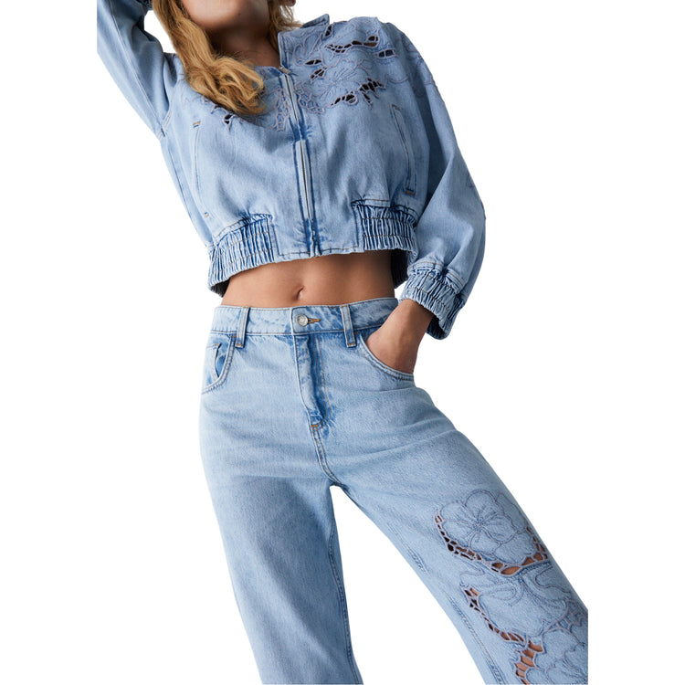 Jeans Donna con ricami traforati modella