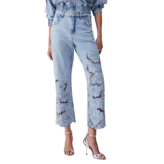 Jeans Donna con ricami traforati modella frontale