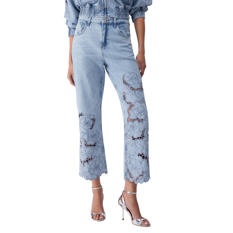 Jeans Donna con ricami traforati modella frontale