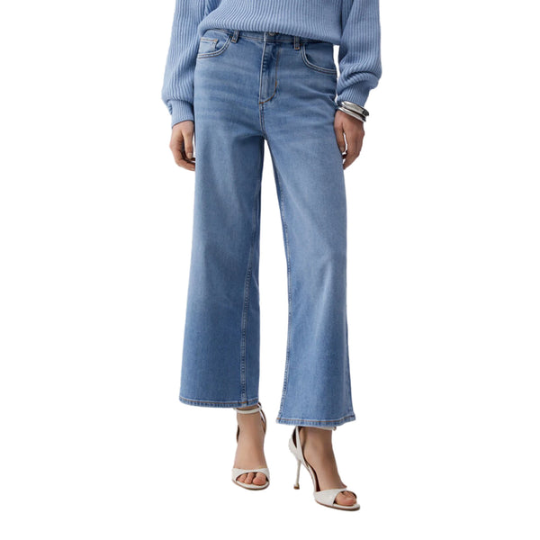 Jeans Donna flare cropped denim chiaro modella frontale