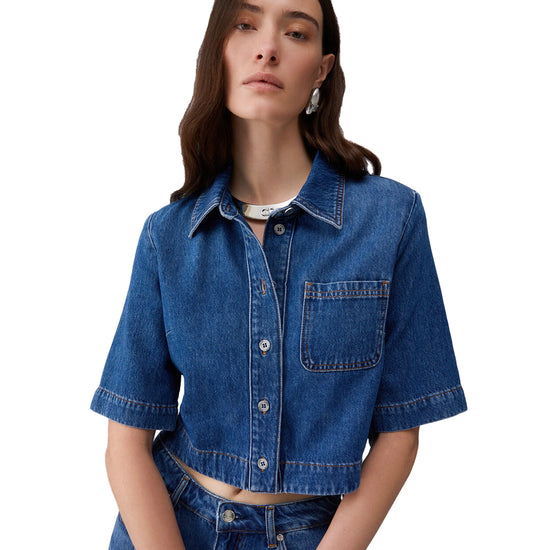 Camicia Donna cropped in denim modella